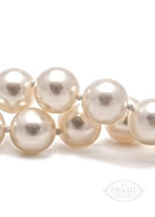 The Art of Pearl Knotting in Jewelry-Making: Enhancing Pearls' Natural